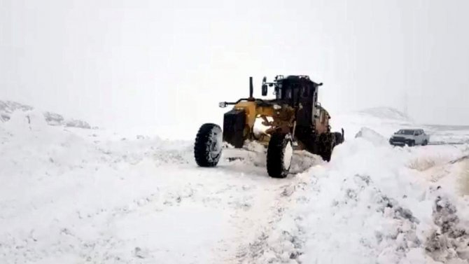 Siirt’te kardan kapanan 12 köy yolu ulaşıma açıldı