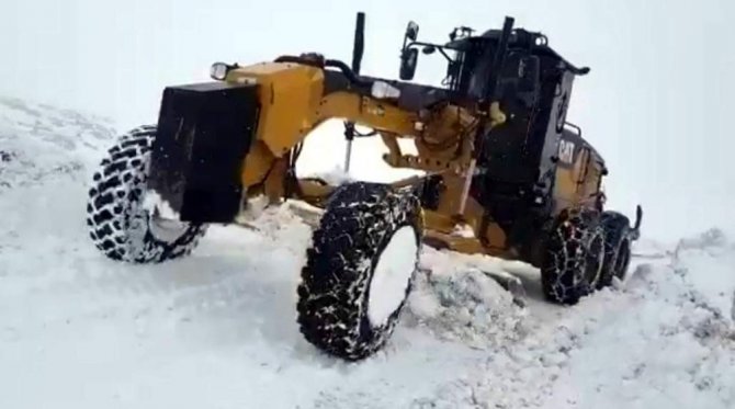 Siirt’te kardan kapanan 12 köy yolu ulaşıma açıldı