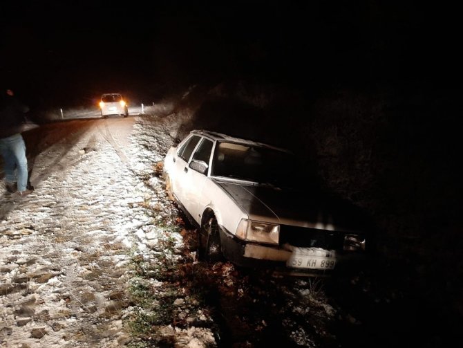 Tekirdağ’da karlı yolda sürücülerin zor anları