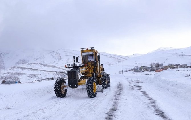 Van Büyükşehir Belediyesi kırsalda karla mücadelesini sürdürüyor