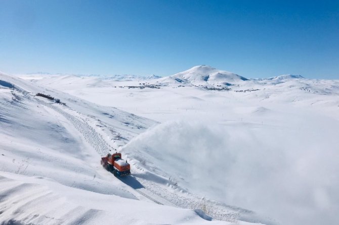 Van Büyükşehir Belediyesi kırsalda karla mücadelesini sürdürüyor