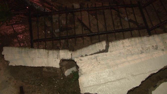 Üsküdar’da kar ve yağmur yağışı nedeniyle istinat duvarı çöktü