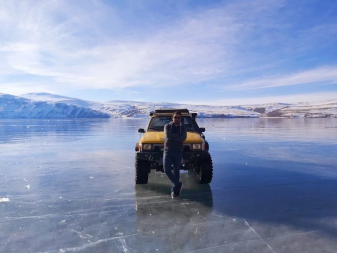 Aras Dağları zirvesinde bulunan donmuş göl üzerinde off-road heyecanı