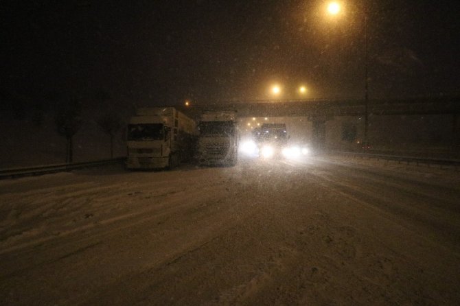 Bolu Dağı’nda kar nedeniyle ulaşımda aksaklık yaşanıyor