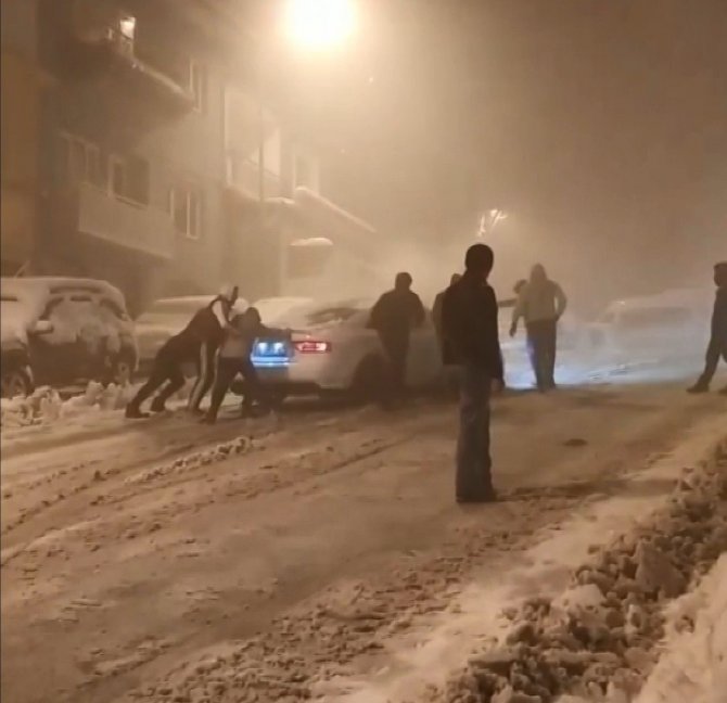 Bursa’da kar kazaları kamerada...Sürücüler zor anlar yaşadı