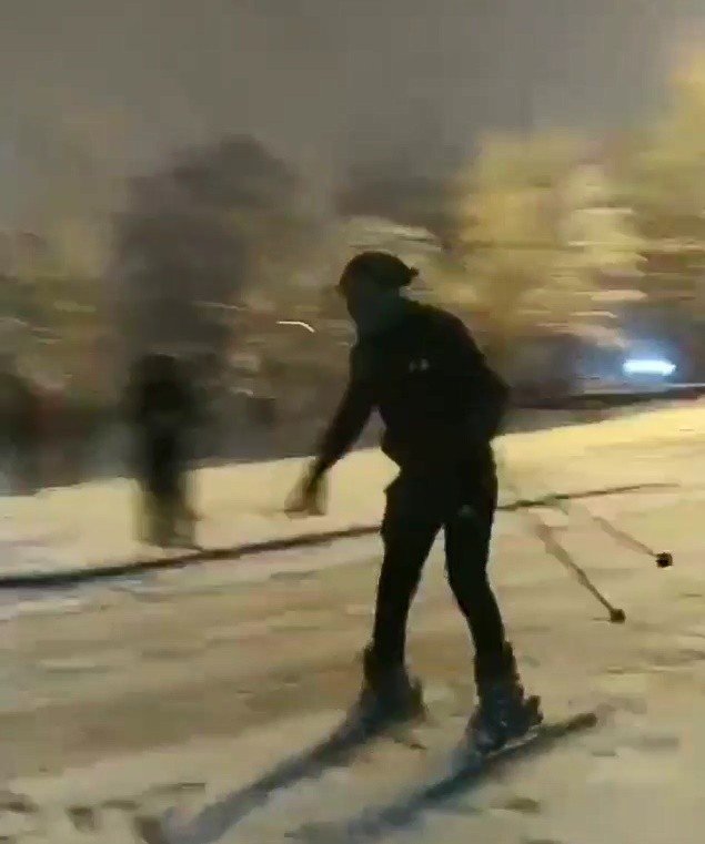 Kısıtlama sebebiyle Uludağ’a çıkamayınca sokakta kayak yaptı