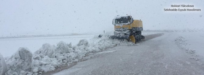 DHMİ’den havalimanlarında 700 personelle karla mücadele