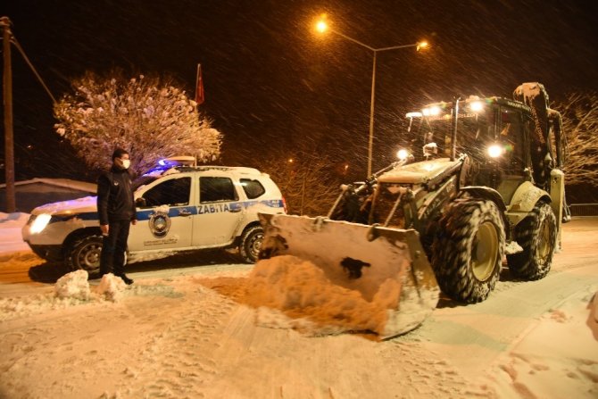Dursunbey’de yolların kapanmaması için ekiplerin mesaisi sürüyor