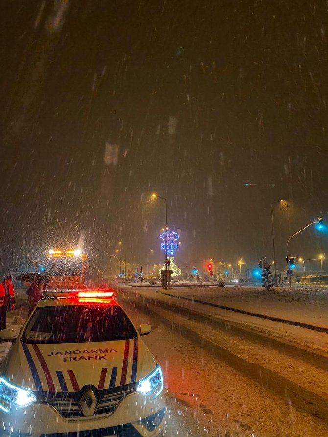 Jandarma trafik timleri kış tedbirlerini sıkı tutuyor