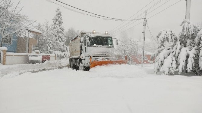Erenler’de ekipler karla mücadele çalışmalarını aralıksız sürdürüyor