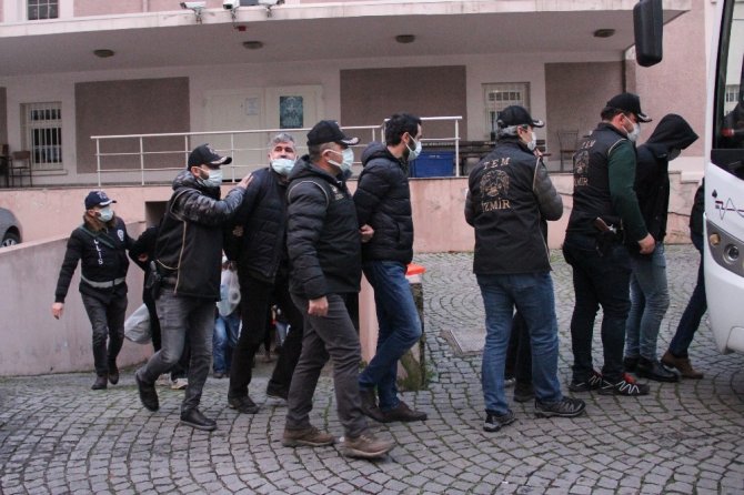 İzmir merkezli terör operasyonunda şüpheliler adliyeye sevk edildi