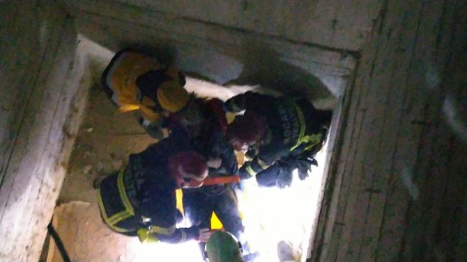 Asansör boşluğuna düşen genç kızı itfaiye ekipleri kurtardı