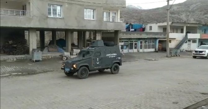 Zırhlı araçlardan Türkçe ve Kürtçe ’sokağa çıkmayın’ anonsu
