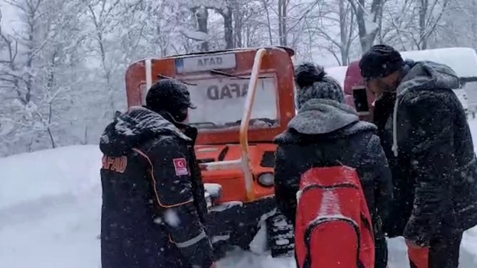 Yalova’da kar nedeniyle mahsur kalan kampçılar kurtarıldı