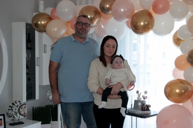 İsveçli çiftin 910 gram dünyaya gelen bebekleri Alicia savaşı kazanıp 1 yaşına girdi