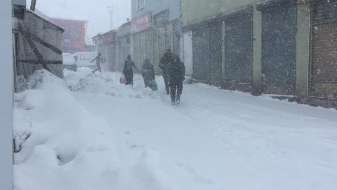 Bingöl Karlıova’da kar ve tipi etkili oluyor