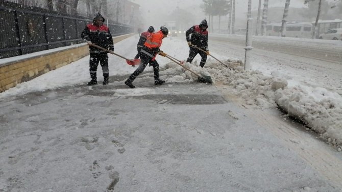 Tatvan Belediyesinden karla mücadele çalışması
