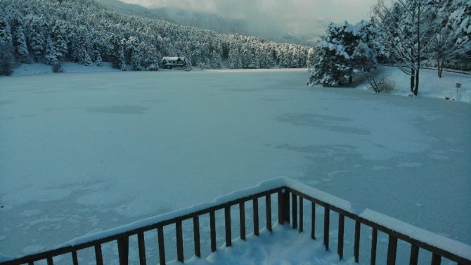 Gölcük Tabiat Parkı’ndaki göl buzla kaplandı