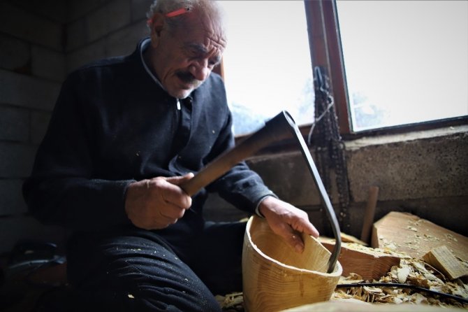 69 yaşında, saz teknesi yapıp Fransa’ya bile satıyor