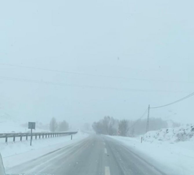 Erzurum - Horasan karayolunda kar ve tipi nedeniyle ulaşım güçlükle sağlanıyor