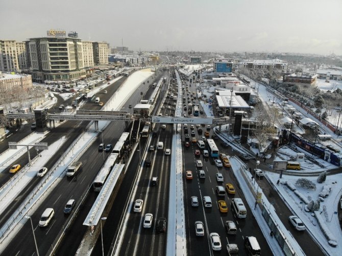 İstanbul trafiğinde kar manzaraları havadan görüntülendi