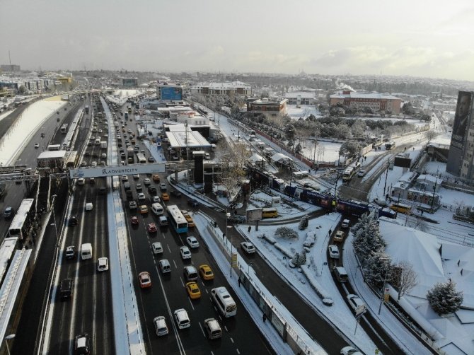İstanbul trafiğinde kar manzaraları havadan görüntülendi