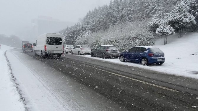 Sultangazi’de kar nedeniyle sürücüler araçlarını yol kenarına park etti