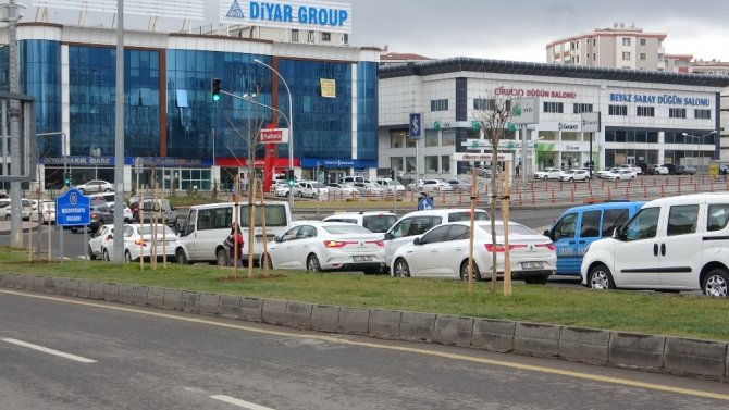56 saatlik kısıtlama bitti, Diyarbakır’da trafik yoğunluğu başladı