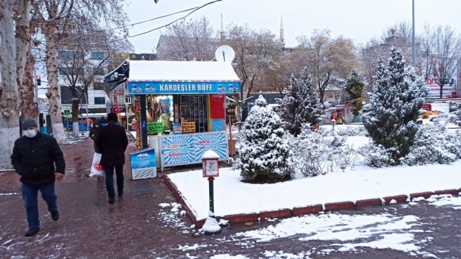 Malatya’da kar yağdı hummalı çalışma başladı