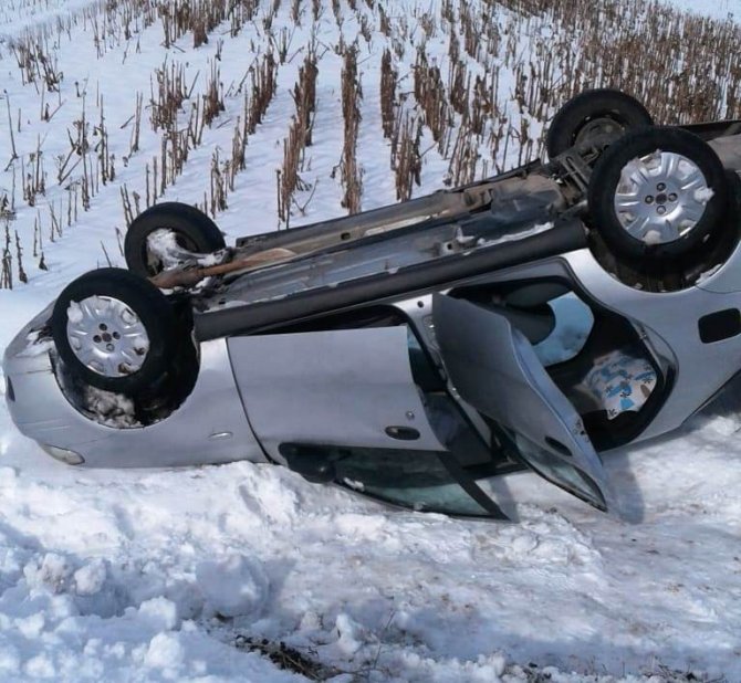 Buzlu yolda kayan araç şarampole yuvarlandı: 2 yaralı