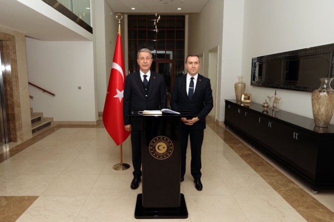 Bakan Akar, Türkiye’nin Bağdat Büyükelçiliği’ni ziyaret etti
