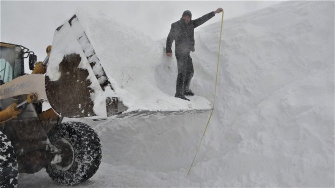 Muş’ta 4-5 metre karla mücadele