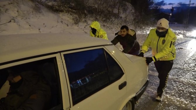 Sinop’ta emniyet güçlerinin kar mesaisi