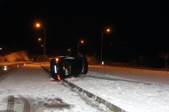 Sinop’ta aydınlatma direğine çarpan otomobil yan yattı: 3 yaralı