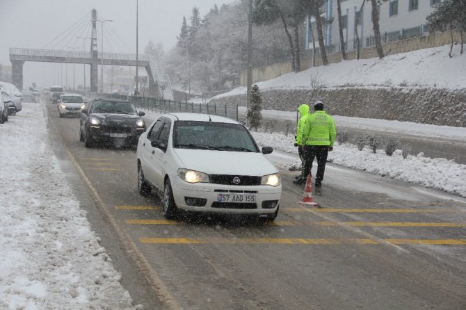 Sinop’ta kar kazalara yol açtı