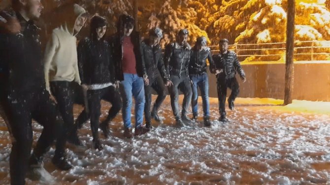 Kar yağışını halay çekerek kutladılar