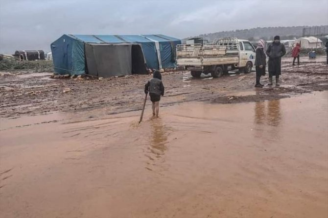 İdlib’de mülteci çadırları sular altında kaldı