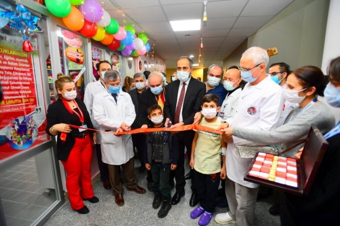 Van YYÜ’de “Minik Hayaller Çocuk Mağazası” açıldı