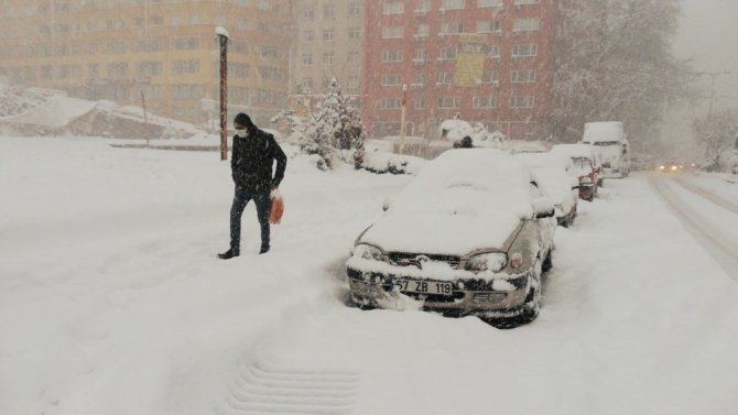 Zonguldak’ta kar kalınlığı 30 cm aştı