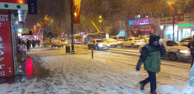 Malatya’da kar yağışı ve tipi sürücülere zor anlar yaşattı