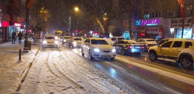 Malatya’da kar yağışı ve tipi sürücülere zor anlar yaşattı