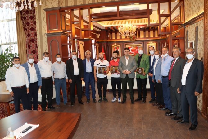 Başkan Yaşar Dünya Şampiyonu Sönmez’e cumhuriyet altını hediye etti