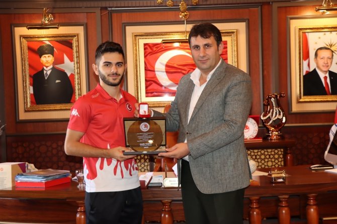 Başkan Yaşar Dünya Şampiyonu Sönmez’e cumhuriyet altını hediye etti