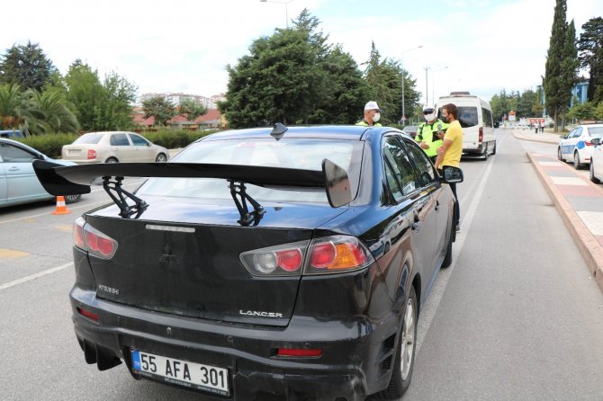 Trafik polisleri modifiyeli ve abartı egzozlu araba avına çıktı