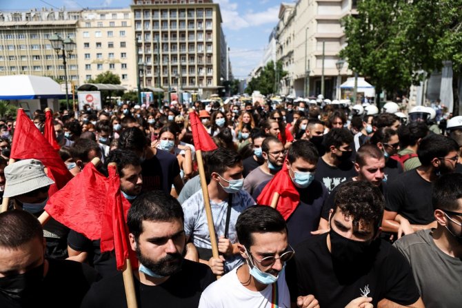 Atina’da polisten öğrenciye tekmeli müdahale