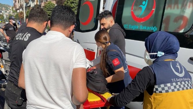 Bursa’da yolun karşısına geçmeye çalışan kadına otomobil çarptı : 1 ağır yaralı