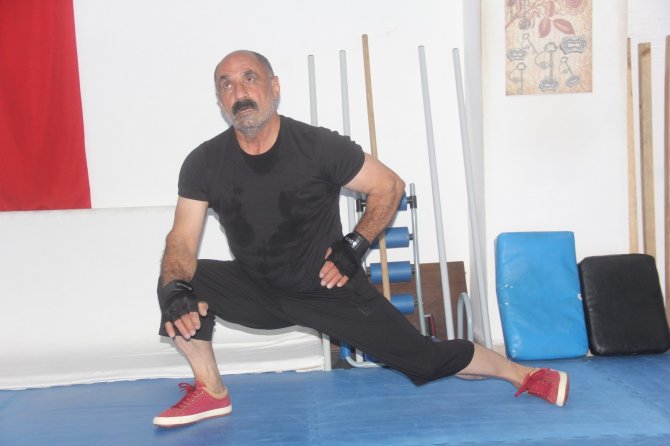 64 yaşındaki kick boksçu Covid-19’u yaptığı sporla yendi