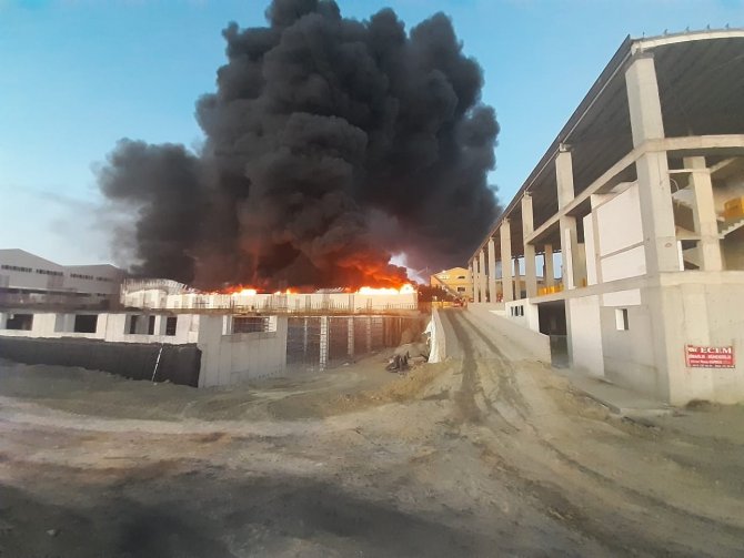 Silivri’de plastik fabrikasında yangın: Dumanlar kilometrelerce uzaklıktan görülüyor