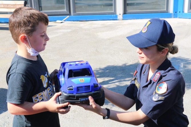 Jandarma Genel Komutanlığı, selden etkilenen çocuklara oyuncak dağıttı