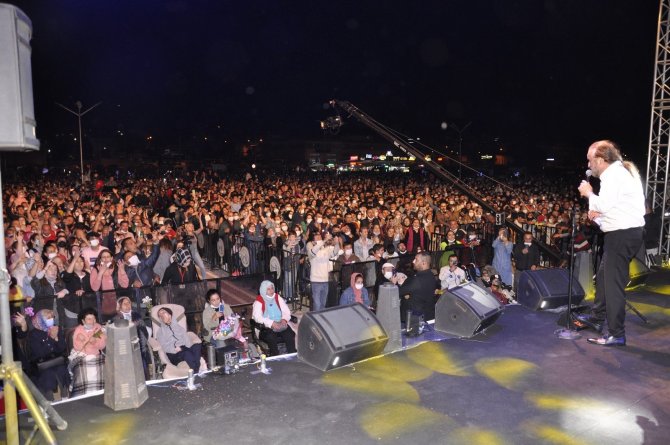 Bozüyük’te on binlerce vatandaş Volkan Konak konserinde coştu